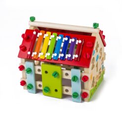 Casuta multifunctionala din lemn cu multiple activitati