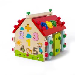 Casuta multifunctionala din lemn cu multiple activitati