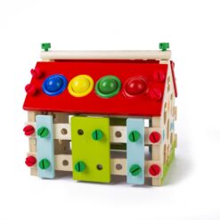 Casuta multifunctionala din lemn cu multiple activitati