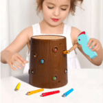 Joc educativ magnetic de indemanare, Hraneste ciocanitoarea, 3 ani