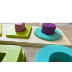 Joc multifunctional- sortator cu forme geometrice si culori, 3 ani+