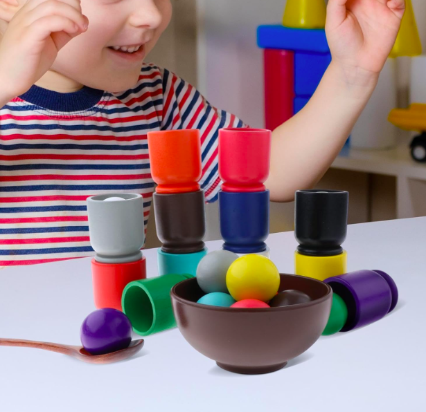 Joc de tip Montessori pentru exersarea cordonarii si invatarea culorilor