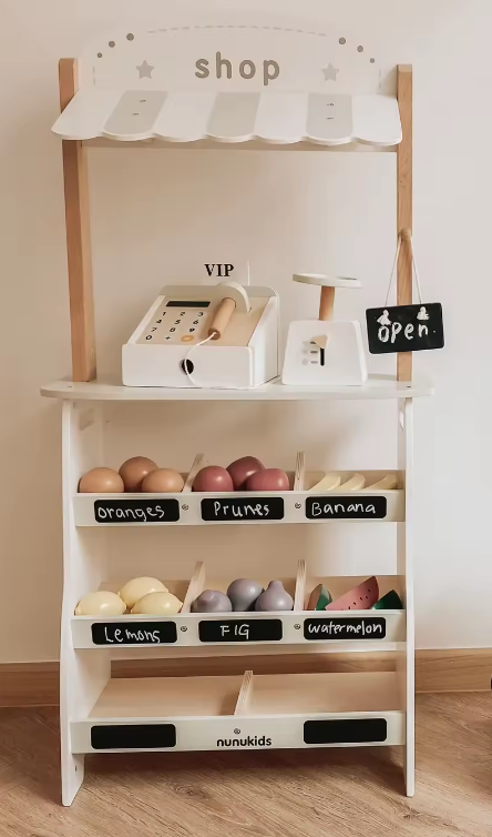 Magazin din lemn cu accesorii, 3 ani