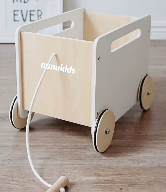 Magazin din lemn cu accesorii, 3 ani 001