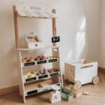 Magazin din lemn cu accesorii, 3 ani