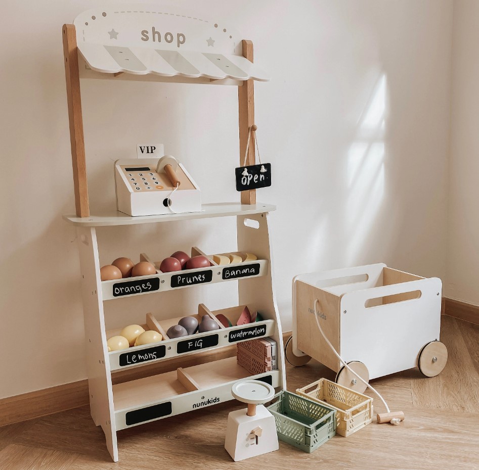 Magazin din lemn cu accesorii, 3 ani 07