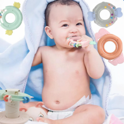 Aceasta jucărie este ideală pentru bebeluși începând de la 0 luni și poartă marca Sobebear. Jucăria este proiectată sub forma unei simpatice insecte, cu un design atrăgător și culori pastelate care captează atenția micuților. Este multifuncțională, combinând o jucărie de tip zornăitoare cu un inel pentru dentiție. Caracteristici: Design atractiv: Jucăria are forma unei insecte prietenoase, cu fața zâmbitoare și ochii mari, ceea ce stimulează interesul și curiozitatea bebelușilor. Funcții multiple: Include un zornăitor, care emite sunete plăcute și liniștitoare atunci când este agitată, și un inel pentru dentiție, ajutând la alinarea disconfortului cauzat de creșterea dinților. Materiale sigure: Este fabricată din materiale non-toxice, sigure pentru bebeluși, respectând standardele de siguranță pentru produsele destinate copiilor mici. Stimulare auditivă și vizuală: Zornăitoarea emite sunete muzicale, iar culorile vii și mișcarea pieselor mobile contribuie la dezvoltarea abilităților auditive și vizuale ale copilului. Dimensiuni compacte: Perfectă pentru mânuțele mici ale bebelușilor, fiind ușor de apucat și manevrat. Aceasta jucărie nu doar că oferă ore de distracție și explorare pentru micuțul tău, dar și contribuie la dezvoltarea abilităților motorii fine și la calmarea durerilor gingivale în perioada dentiției.