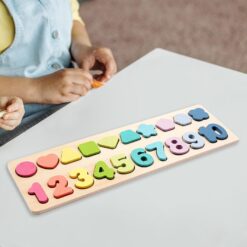 Puzzle educativ de Asociere -cifre si culori, 3 ani 04 Caracteristici principale: Materiale sigure și durabile: Puzzle-ul este realizat din lemn de înaltă calitate, netoxic și rezistent, asigurând o utilizare îndelungată și sigură pentru copii. Design educativ și atractiv: Setul include două plăci din lemn, fiecare cu decupaje pentru cifre de la 1 la 10 și diverse forme geometrice. Fiecare cifră și formă geometrică este colorată vibrant pentru a atrage atenția și a facilita învățarea culorilor. Dezvoltarea abilităților cognitive: Acest puzzle ajută copiii să învețe cifrele și formele geometrice prin potrivirea pieselor colorate în decupajele corespunzătoare. Activitatea de asociere promovează gândirea logică și recunoașterea vizuală. Stimularea abilităților motorii fine: Manipularea pieselor de puzzle contribuie la dezvoltarea coordonării mână-ochi și a dexterității copiilor. Piesele sunt ușor de apucat și de plasat în decupajele respective. Încurajarea învățării prin joc: Jocul oferă o modalitate distractivă și interactivă de a învăța cifrele și formele. Copiii pot explora și învăța prin încercări și erori, consolidându-și cunoștințele într-un mod natural. Promovarea creativității și imaginației: Culorile și formele variate încurajează copiii să își folosească imaginația și să creeze diferite modele și combinații, dezvoltându-și astfel creativitatea. Ușor de depozitat și transportat: Setul compact este ușor de depozitat și de transportat, fiind ideal pentru utilizarea acasă, la grădiniță sau în timpul călătoriilor. Acest puzzle educativ de asociere a cifrelor și formelor este un instrument excelent pentru a sprijini dezvoltarea timpurie a copiilor, oferindu-le oportunități multiple de învățare și distracție.