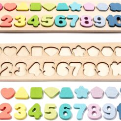 Puzzle educativ de Asociere -cifre si culori, 3 ani 04 Caracteristici principale: Materiale sigure și durabile: Puzzle-ul este realizat din lemn de înaltă calitate, netoxic și rezistent, asigurând o utilizare îndelungată și sigură pentru copii. Design educativ și atractiv: Setul include două plăci din lemn, fiecare cu decupaje pentru cifre de la 1 la 10 și diverse forme geometrice. Fiecare cifră și formă geometrică este colorată vibrant pentru a atrage atenția și a facilita învățarea culorilor. Dezvoltarea abilităților cognitive: Acest puzzle ajută copiii să învețe cifrele și formele geometrice prin potrivirea pieselor colorate în decupajele corespunzătoare. Activitatea de asociere promovează gândirea logică și recunoașterea vizuală. Stimularea abilităților motorii fine: Manipularea pieselor de puzzle contribuie la dezvoltarea coordonării mână-ochi și a dexterității copiilor. Piesele sunt ușor de apucat și de plasat în decupajele respective. Încurajarea învățării prin joc: Jocul oferă o modalitate distractivă și interactivă de a învăța cifrele și formele. Copiii pot explora și învăța prin încercări și erori, consolidându-și cunoștințele într-un mod natural. Promovarea creativității și imaginației: Culorile și formele variate încurajează copiii să își folosească imaginația și să creeze diferite modele și combinații, dezvoltându-și astfel creativitatea. Ușor de depozitat și transportat: Setul compact este ușor de depozitat și de transportat, fiind ideal pentru utilizarea acasă, la grădiniță sau în timpul călătoriilor. Acest puzzle educativ de asociere a cifrelor și formelor este un instrument excelent pentru a sprijini dezvoltarea timpurie a copiilor, oferindu-le oportunități multiple de învățare și distracție.
