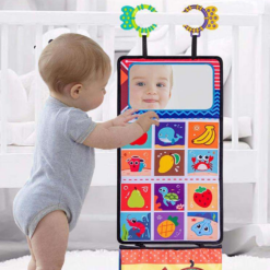 Cu o multime de imagini cu constrast ridicat, perfecte pentru a stimula bebelusul. Covoras cu doua fete, ce poate fi pliat sub forma de piramida, si include in pachet o carticica textila atasabila. Inlude imagini diverse cu animale, pe paginile textile, iar covorasul in sine are diverse activitati. Covoras Senzorial cu Oglinda „Bebe se Joaca pe Burtica Sobebear” Cand vine vorba de dezvoltarea bebelusului, primele luni sunt esentiale. Jocul pe burtica este o activitate recomandata de pediatri si specialisti pentru a stimula dezvoltarea fizica si senzoriala a micutilor. Design Atractiv Cu un design colorat si plin de forme variate, acest covoras senzorial este un adevarat magnet pentru bebelusi. Motivele sale variaza de la animale vesel colorate, la instrumente muzicale si fructe, oferind bebelusului o multitudine de imagini care il vor captiva. Culorile vii stimuleaza vederea, in timp ce formele diverse ajuta la dezvoltarea recunoasterii obiectelor. Oglinda Incorporata O caracteristica speciala a acestui covoras este oglinda incorporata. Bebelusii sunt fascinati de propriile lor reflexii, iar oglinda devine un punct de atractie major. Pe langa distractie, oglinda ajuta la dezvoltarea recunoasterii de sine si la intelegerea conceptului de „eu”. Texturi si Materiale Diverse Textura covorasului este delicata pe pielea bebelusului, insa ofera si elemente cu texturi diferite pentru a stimula simtul tactil. De la materiale fosnitoare pana la cele pufoase, fiecare centimetru al covorasului este gandit pentru a oferi o experienta tactila variata. Jucarii Detasabile Covorasul vine cu cateva jucarii detasabile, perfecte pentru micutele manute ale bebelusilor. Aceste jucarii pot fi agatate de covoras sau folosite separat, oferind astfel posibilitati variate de joc si descoperire. Siguranta si Confort Securitatea bebelusilor este esentiala, iar acest covoras este fabricat din materiale non-toxice si hipoalergenice. De asemenea, este suficient de gros pentru a oferi un confort sporit in timpul jocului pe burtica. Utilizare Versatila Este usor de pliat si transportat, fiind ideal pentru calatorii. O jucarie si articol pentru bebelusi, din gama de articole senzoriale dar si de protectie. Carticica poate fi pliata si oferita bebelusului pentru a o studia si a explora senzorial. O lume de culori, texturi, fosnete; Materiale sigure, prietenoase cu pielea bebelusului; Imagini cu contrast alb negru si culori intense; 24 de patratele cu diverse imagini, atat alb-negru cat si color; Oglinda speciala, sigura pentru bebe; Cleme pentru o pliere usoara sub forma de piramida; Atasate jucarii dentitie; Carticica textila cu fosnet; Dimensiune: 65 cm x 25 cm