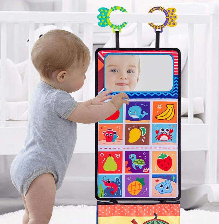 Cu o multime de imagini cu constrast ridicat, perfecte pentru a stimula bebelusul. Covoras cu doua fete, ce poate fi pliat sub forma de piramida, si include in pachet o carticica textila atasabila. Inlude imagini diverse cu animale, pe paginile textile, iar covorasul in sine are diverse activitati. Covoras Senzorial cu Oglinda „Bebe se Joaca pe Burtica Sobebear” Cand vine vorba de dezvoltarea bebelusului, primele luni sunt esentiale. Jocul pe burtica este o activitate recomandata de pediatri si specialisti pentru a stimula dezvoltarea fizica si senzoriala a micutilor. Design Atractiv Cu un design colorat si plin de forme variate, acest covoras senzorial este un adevarat magnet pentru bebelusi. Motivele sale variaza de la animale vesel colorate, la instrumente muzicale si fructe, oferind bebelusului o multitudine de imagini care il vor captiva. Culorile vii stimuleaza vederea, in timp ce formele diverse ajuta la dezvoltarea recunoasterii obiectelor. Oglinda Incorporata O caracteristica speciala a acestui covoras este oglinda incorporata. Bebelusii sunt fascinati de propriile lor reflexii, iar oglinda devine un punct de atractie major. Pe langa distractie, oglinda ajuta la dezvoltarea recunoasterii de sine si la intelegerea conceptului de „eu”. Texturi si Materiale Diverse Textura covorasului este delicata pe pielea bebelusului, insa ofera si elemente cu texturi diferite pentru a stimula simtul tactil. De la materiale fosnitoare pana la cele pufoase, fiecare centimetru al covorasului este gandit pentru a oferi o experienta tactila variata. Jucarii Detasabile Covorasul vine cu cateva jucarii detasabile, perfecte pentru micutele manute ale bebelusilor. Aceste jucarii pot fi agatate de covoras sau folosite separat, oferind astfel posibilitati variate de joc si descoperire. Siguranta si Confort Securitatea bebelusilor este esentiala, iar acest covoras este fabricat din materiale non-toxice si hipoalergenice. De asemenea, este suficient de gros pentru a oferi un confort sporit in timpul jocului pe burtica. Utilizare Versatila Este usor de pliat si transportat, fiind ideal pentru calatorii. O jucarie si articol pentru bebelusi, din gama de articole senzoriale dar si de protectie. Carticica poate fi pliata si oferita bebelusului pentru a o studia si a explora senzorial. O lume de culori, texturi, fosnete; Materiale sigure, prietenoase cu pielea bebelusului; Imagini cu contrast alb negru si culori intense; 24 de patratele cu diverse imagini, atat alb-negru cat si color; Oglinda speciala, sigura pentru bebe; Cleme pentru o pliere usoara sub forma de piramida; Atasate jucarii dentitie; Carticica textila cu fosnet; Dimensiune: 65 cm x 25 cm