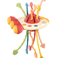 ucarie senzoriala pentru copii cu corzi de tragere pentru motricitate fina si texturi diverse pentru stimulare tactila. Aceste este o jucarie interactiva pentru bebelus. Ii ajuta sa-si dezvolte abilitatile motorii fine si sa isi imbunatateasca coordonarea ochi-mana. Aceasta jucarie in forma de racheta este fabricata dintr-un material moale si placut la atingere si poate fi trasa de bebelusi. Jucaria este conceputa dupa metoda Montessori, ceea ce inseamna ca incurajeaza dezvoltarea autonomiei si independentei copilului. Acesta va fi incantat sa descopere cum poate controla miscarea jucariei prin tragerea snurului, iar parintii se vor bucura sa vada cum copilul lor isi dezvolta abilitatile motorii si cognitive intr-un mod distractiv si interactiv. Jucaria are 6 coarde cu texturi si forme diferite. Fiecare coarda poate fi trasa de la un capat la altul, in scopul exersarii abilitatilor motorii fine a mainii copilului. Diferitele texturi pot oferi nu numai o experienta tactila bogata, ci si ocazia de a experimenta mici dificultati atunci cand se trage coarda. Jucaria senzoriala in forma de racheta este potrivita pentru copii cu varste cuprinse intre 18 si 24 de luni. Jucaria este prevazuta cu un orificiu pentru a fi agatata oriunde va doriti. Aceasta jucarie Montessori poate insoti copilul si in calatorii, fiind usor de transportat. Diverse moduri de joaca: Fidget Pop (apasa si ridica pentru a elibera stresul). Apasati butonul in jos si glisati stanga si dreapta pentru flexibilitatea degetelor copilului. Functia de jucarie de dentite: texturi diferite, puncte si linii pe ambele parti ale celor 6 coarde de silicon. Jucaria este fabricata din silicon alimentar de inalta calitate, 100% sigur pentru copii, fara BPA, neted, fara miros si durabil. Dimensiune: 20 cm x 12 cm Disponibila in doua culori