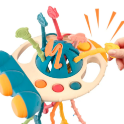 ucarie senzoriala pentru copii cu corzi de tragere pentru motricitate fina si texturi diverse pentru stimulare tactila. Aceste este o jucarie interactiva pentru bebelus. Ii ajuta sa-si dezvolte abilitatile motorii fine si sa isi imbunatateasca coordonarea ochi-mana. Aceasta jucarie in forma de racheta este fabricata dintr-un material moale si placut la atingere si poate fi trasa de bebelusi. Jucaria este conceputa dupa metoda Montessori, ceea ce inseamna ca incurajeaza dezvoltarea autonomiei si independentei copilului. Acesta va fi incantat sa descopere cum poate controla miscarea jucariei prin tragerea snurului, iar parintii se vor bucura sa vada cum copilul lor isi dezvolta abilitatile motorii si cognitive intr-un mod distractiv si interactiv. Jucaria are 6 coarde cu texturi si forme diferite. Fiecare coarda poate fi trasa de la un capat la altul, in scopul exersarii abilitatilor motorii fine a mainii copilului. Diferitele texturi pot oferi nu numai o experienta tactila bogata, ci si ocazia de a experimenta mici dificultati atunci cand se trage coarda. Jucaria senzoriala in forma de racheta este potrivita pentru copii cu varste cuprinse intre 18 si 24 de luni. Jucaria este prevazuta cu un orificiu pentru a fi agatata oriunde va doriti. Aceasta jucarie Montessori poate insoti copilul si in calatorii, fiind usor de transportat. Diverse moduri de joaca: Fidget Pop (apasa si ridica pentru a elibera stresul). Apasati butonul in jos si glisati stanga si dreapta pentru flexibilitatea degetelor copilului. Functia de jucarie de dentite: texturi diferite, puncte si linii pe ambele parti ale celor 6 coarde de silicon. Jucaria este fabricata din silicon alimentar de inalta calitate, 100% sigur pentru copii, fara BPA, neted, fara miros si durabil. Dimensiune: 20 cm x 12 cm Disponibila in doua culori