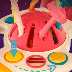 ucarie senzoriala pentru copii cu corzi de tragere pentru motricitate fina si texturi diverse pentru stimulare tactila. Aceste este o jucarie interactiva pentru bebelus. Ii ajuta sa-si dezvolte abilitatile motorii fine si sa isi imbunatateasca coordonarea ochi-mana. Aceasta jucarie in forma de racheta este fabricata dintr-un material moale si placut la atingere si poate fi trasa de bebelusi. Jucaria este conceputa dupa metoda Montessori, ceea ce inseamna ca incurajeaza dezvoltarea autonomiei si independentei copilului. Acesta va fi incantat sa descopere cum poate controla miscarea jucariei prin tragerea snurului, iar parintii se vor bucura sa vada cum copilul lor isi dezvolta abilitatile motorii si cognitive intr-un mod distractiv si interactiv. Jucaria are 6 coarde cu texturi si forme diferite. Fiecare coarda poate fi trasa de la un capat la altul, in scopul exersarii abilitatilor motorii fine a mainii copilului. Diferitele texturi pot oferi nu numai o experienta tactila bogata, ci si ocazia de a experimenta mici dificultati atunci cand se trage coarda. Jucaria senzoriala in forma de racheta este potrivita pentru copii cu varste cuprinse intre 18 si 24 de luni. Jucaria este prevazuta cu un orificiu pentru a fi agatata oriunde va doriti. Aceasta jucarie Montessori poate insoti copilul si in calatorii, fiind usor de transportat. Diverse moduri de joaca: Fidget Pop (apasa si ridica pentru a elibera stresul). Apasati butonul in jos si glisati stanga si dreapta pentru flexibilitatea degetelor copilului. Functia de jucarie de dentite: texturi diferite, puncte si linii pe ambele parti ale celor 6 coarde de silicon. Jucaria este fabricata din silicon alimentar de inalta calitate, 100% sigur pentru copii, fara BPA, neted, fara miros si durabil. Dimensiune: 20 cm x 12 cm Disponibila in doua culori