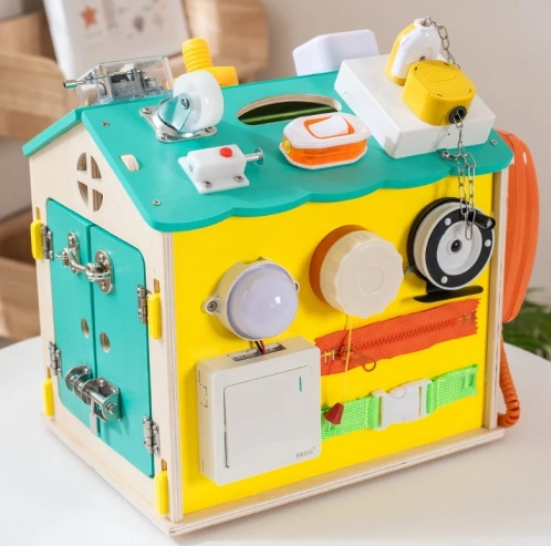 Casuta senzoriala cu 22 activitati Montessori, Busy Board, 3 ani 01