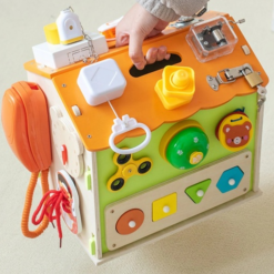 Casuta senzoriala cu 22 activitati Montessori, Busy Board, 3 ani 01