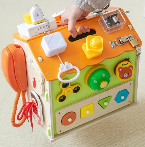 Casuta senzoriala cu 22 activitati Montessori, Busy Board, 3 ani 01