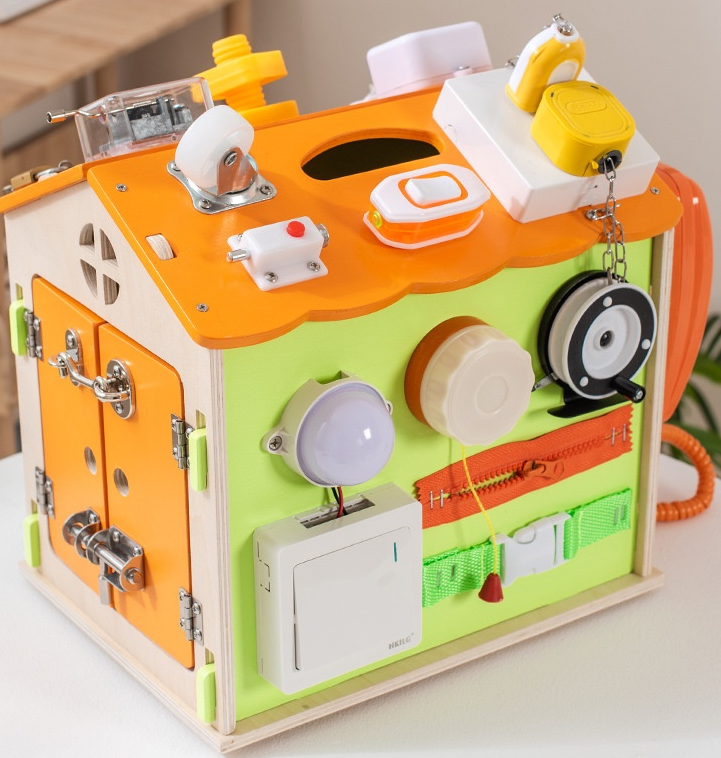 Casuta senzoriala cu 22 activitati Montessori, Busy Board, 3 ani 01