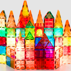 Stimuleaza creativitatea si indemanarea cu acest joc magnetic! Placute colorate, din plastic de inalta calitate cu transparenta ce aminteste de vitralii, setul Magnetic Tiles marca Onshine va fascina orice copil. Ajuta la diferite abilitati de motricitate, dar si vedere in spatiu, gandire logica, calcule matematice. Jocul incurajeaza invatarea vizuala prin utilizarea culorilor, a formelor 3D, a formelor geometrice, a designului arhitectural, a polaritatilor magnetice si a ingineriei structurale. Diverse variante cu mai multe sau mai putine piese; Culori placute, nuante vibrante; Foarte usor de conectat datorita marginilor cu magnet; Rotunjite, astfel ca sunt sigure pentru copii; Un cadou superb pentru copii cu varsta intre 3 – 8 ani; Include diferite forme, culori, marime ale formelor; Geometrie, cromatica, motricitate, joc magnetic si senzorial – toate intr-un set la un pret extrem de avantajos in comparatie cu produse similare. Calitate excelenta a pieselor, a designului, ambalaj. Include 108 piese