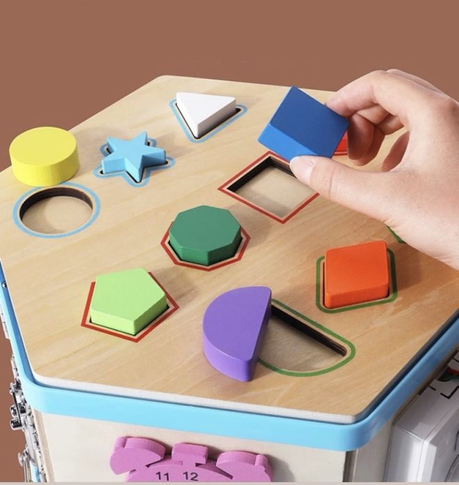 Centru educativ cu 14 activitati montessori, hexagonal, tip Busy Board, 3 ani 03