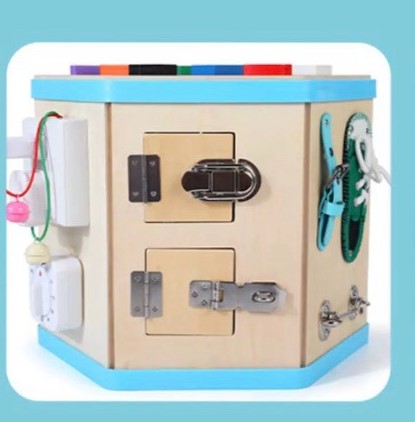 Centru educativ cu 14 activitati montessori, hexagonal, tip Busy Board, 3 ani 03