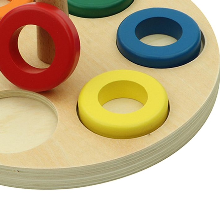 Joc Montessori din lemn, Inele pe tija 01