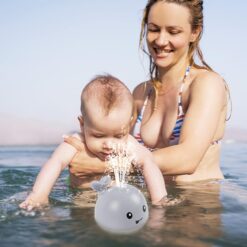 Jucarie de baie, Balena care lumineaza si stropeste, 1 an+, multicolor 05
