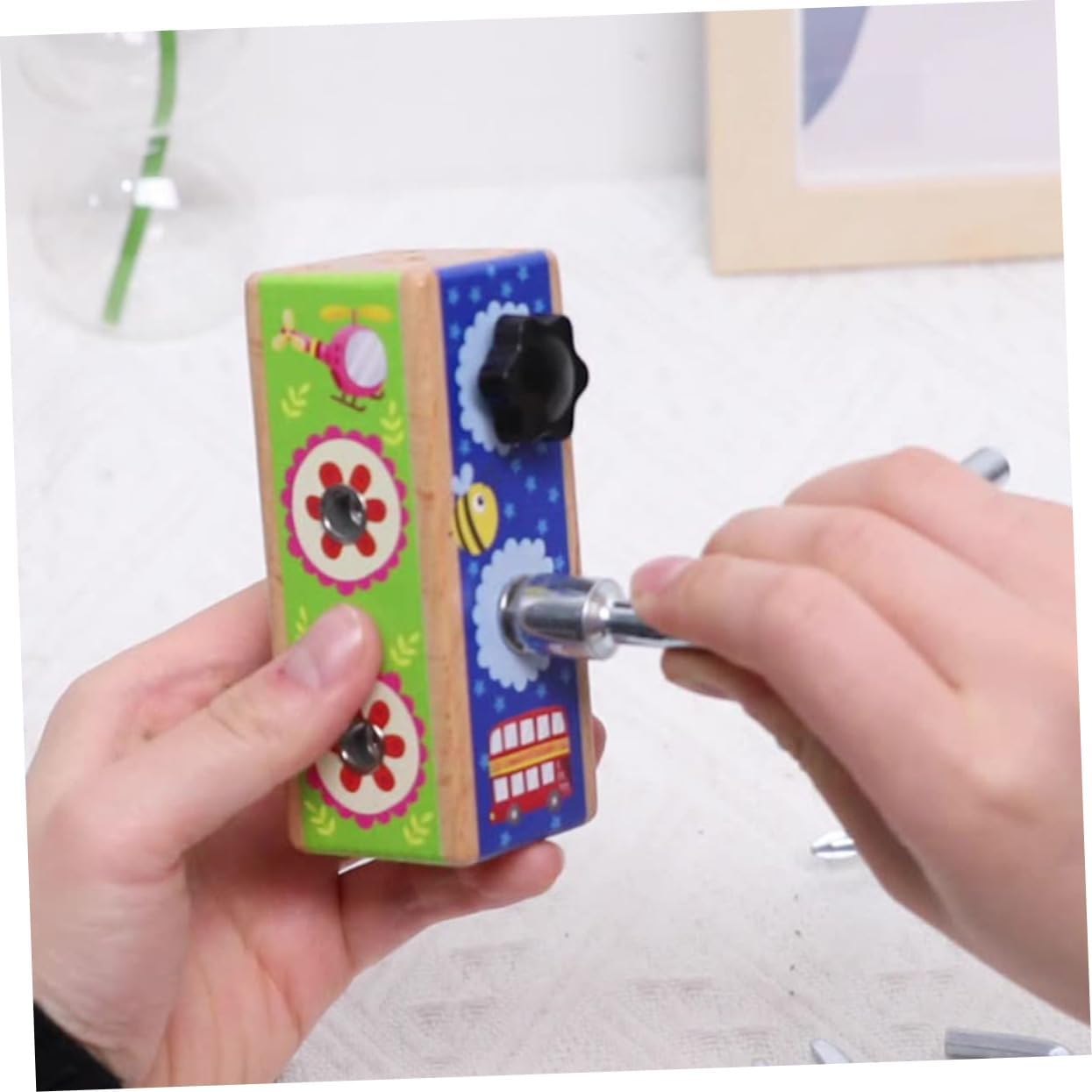 Mini Busy Board cu activitati, Insurubeaza si desurubeaza , 3 ani +