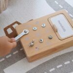 Mini Busy Board cu activitati insurubeaza si desurubeaza, NUNUKIDS, 3 ani +