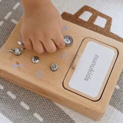 Mini Busy Board cu activitati insurubeaza si desurubeaza, NUNUKIDS, 3 ani + 001