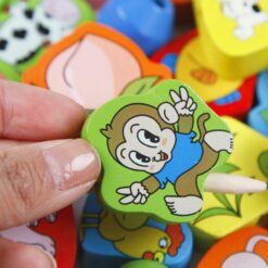 Joc de tip Montessori, set 56 margele din lemn, 3 ani, Animale 01