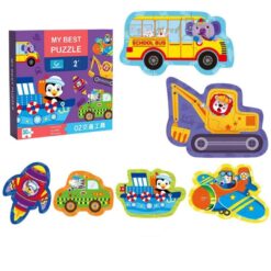 Set 6 puzzle-uri cu Mijloace de transport, 2 ani+ Descriere tehnică: Vârstă recomandată: 2 ani+. Conține 6 puzzle-uri cu tematică mijloace de transport: autobuz școlar, excavator, mașină de taxi, avion, rachetă și barcă. Număr total de piese: 30 bucăți. Piese mari, groase și rezistente, perfecte pentru copii mici. Material: carton gros premium, imprimat cu vopsele non-toxice. Cutie de depozitare colorată – ideală și pentru cadou. Beneficii educative: ✔ Ajută copilul să recunoască și să denumească mijloacele de transport. ✔ Dezvoltă motricitatea fină și coordonarea mână–ochi. ✔ Stimulează atenția, concentrarea și răbdarea. ✔ Îmbunătățește gândirea logică și abilitățile de rezolvare a problemelor. ✔ Favorizează jocul independent și interacțiunea părinte–copil. Mod de utilizare: Copilul alege un puzzle și începe să asambleze piesele, identificând vehiculul. Părintele poate introduce jocuri educative: „Cum face avionul?”, „Unde merge autobuzul școlar?”, stimulând limbajul și curiozitatea. Puzzle-urile pot fi folosite și pentru activități de sortare: după tipul de vehicul, culori sau număr de piese. 👉 Recomandat pentru părinți care caută: puzzle-uri educative cu vehicule, jucării de logică pentru copii mici, jucării educative pentru 2 ani, puzzle-uri din carton gros pentru învățarea mijloacelor de transport.