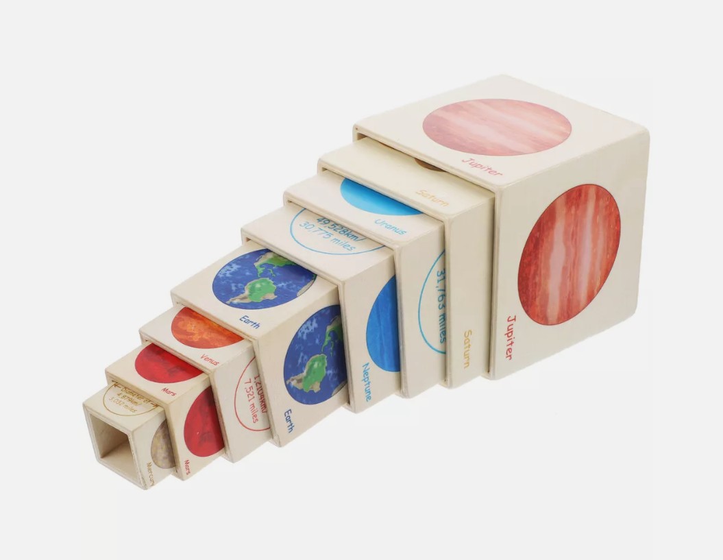 Turn de stivuire din lemn cu 8 cuburi, Planete, 3 ani+