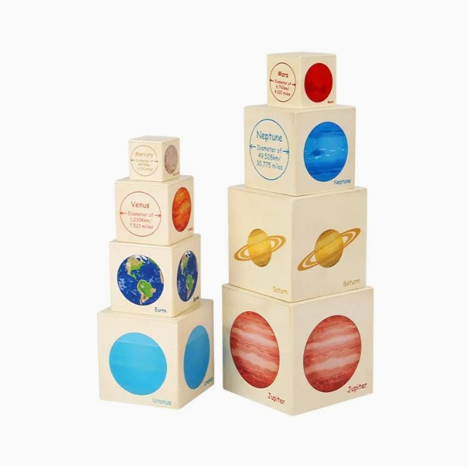 Turn de stivuire din lemn cu 8 cuburi, Planete, 3 ani+