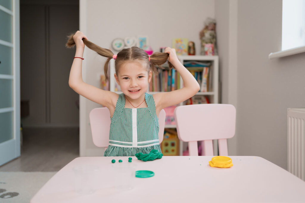 fetita 5 ani care se joaca cu plastilina