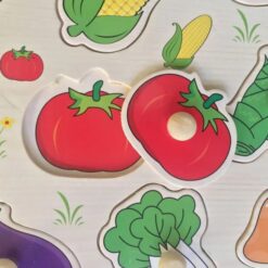 Puzzle incastru din lemn cu butoni si imagine de asociere, Legume 01